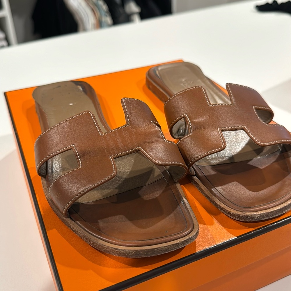 Hermes Oran  sandals in gold. Size 38.5 💯 authentic with box and dust bags